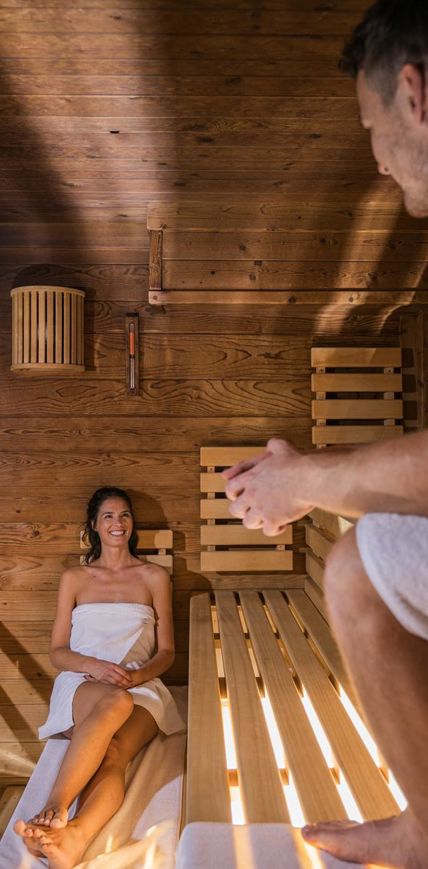 Zwei Personen in der Sauna