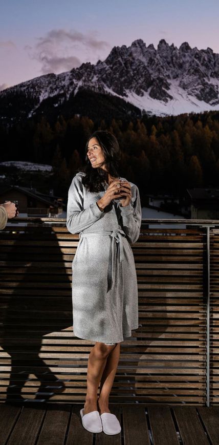 Due persone sulla terrazza panoramica di sera